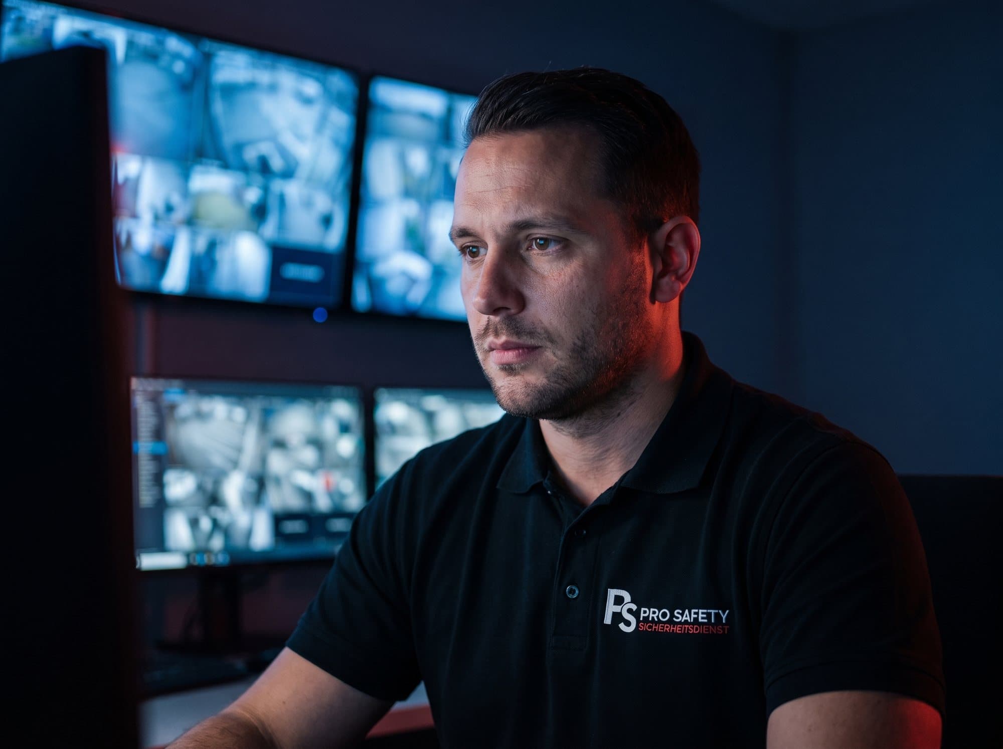Mitarbeiter von Pro Safety in der Videoüberwachungszentrale
